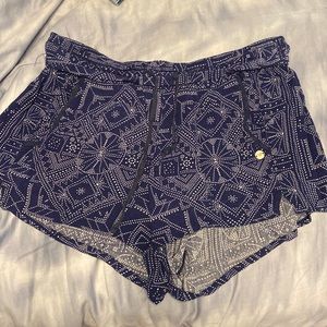 Flowy Roxy shorts!!
